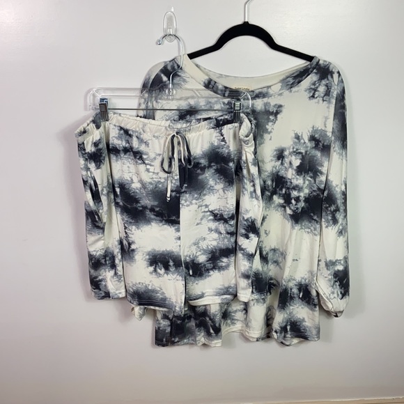 Tie dyed soft top and shorts set in Plus size - Picture 3 of 4